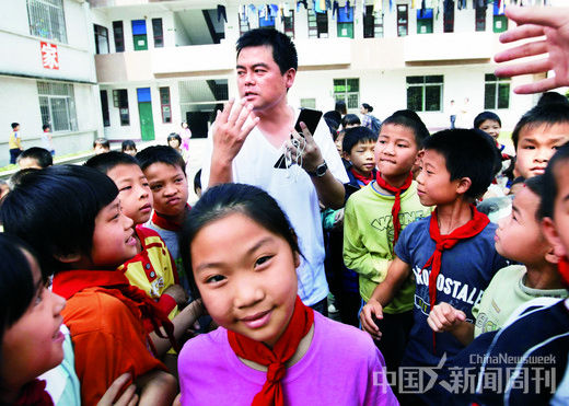 邓飞和广东清远小三江镇中心小学的孩子们在一起。 图/ 受访者提供
